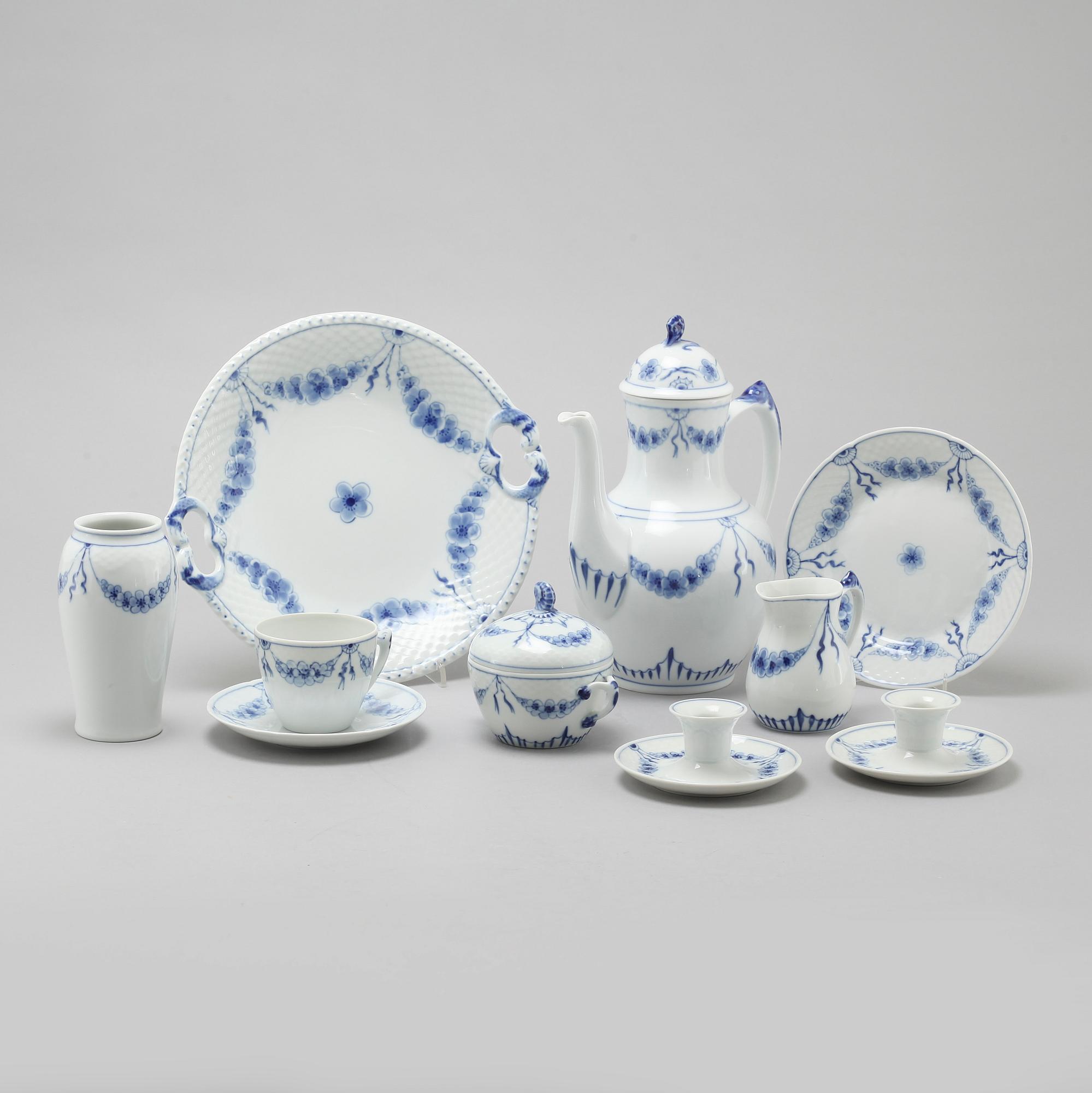 29 pieces of porcelain tableware from Bing & Gröndahl, model "Empire", second half of the 20th century.
