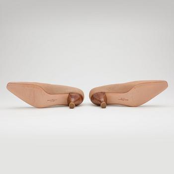 SALVATORE FERRAGAMO, ett par skor.