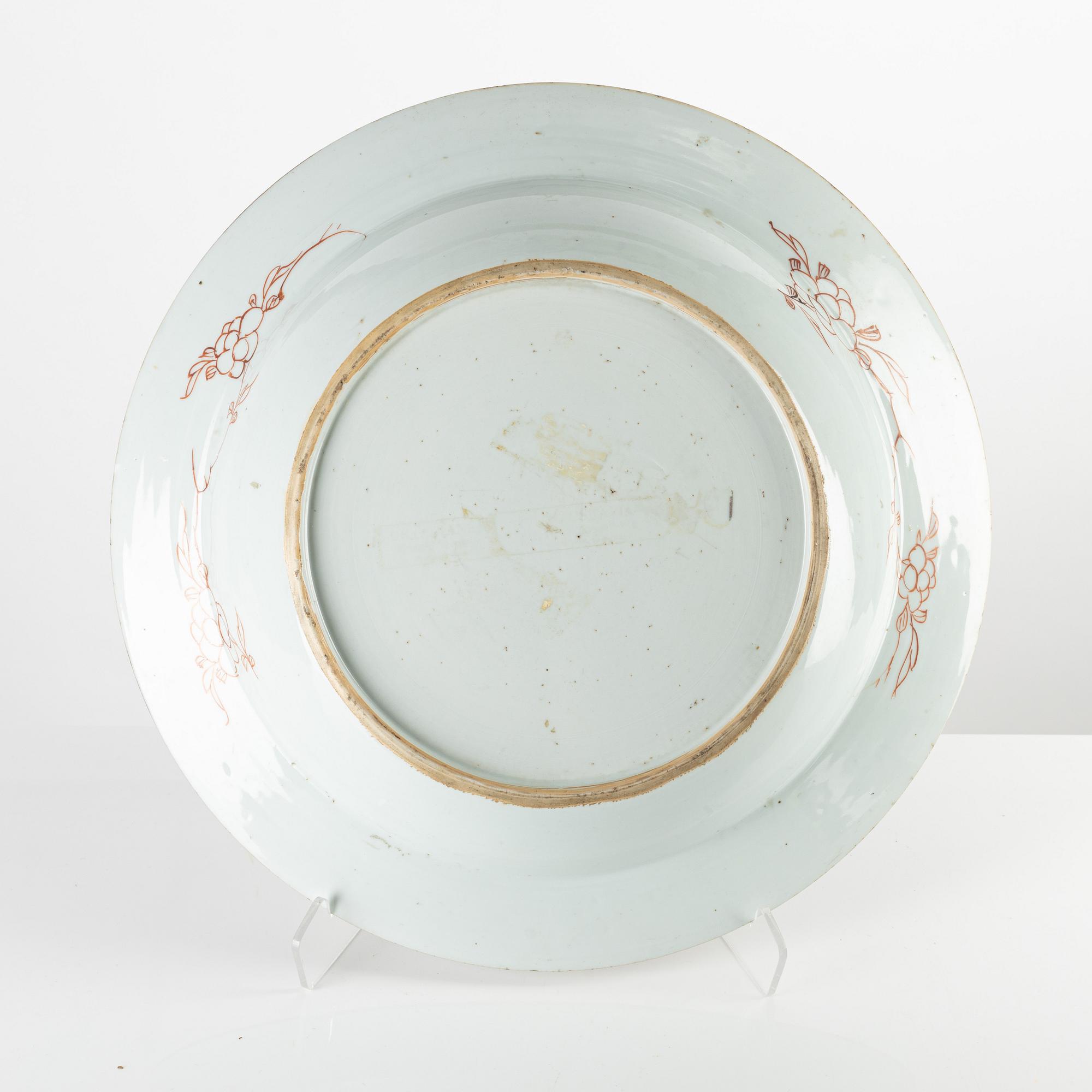 A large famille rose basin, Qing dynasty, 18th century.