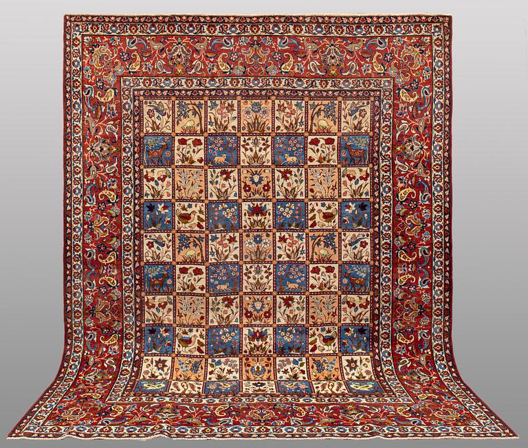 An Isfahan carpet, approx. 284 x 235 cm.