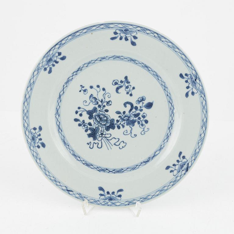 Servisdelar, porslin, 43 st, Kina, Qingdynastin, mestadels Qianlong (1735-95).