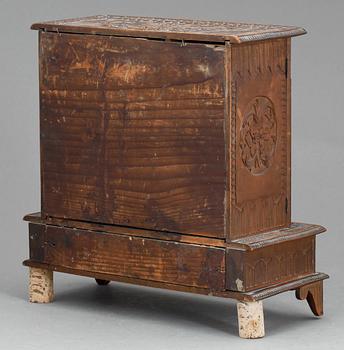 MINIATYRSKÅP, skuret trä, 1800-talets slut.