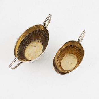 K Anderson, sockerskål och gräddkanna, 2 delar, silver, Stockholm 1908. Gustaviansk stil.