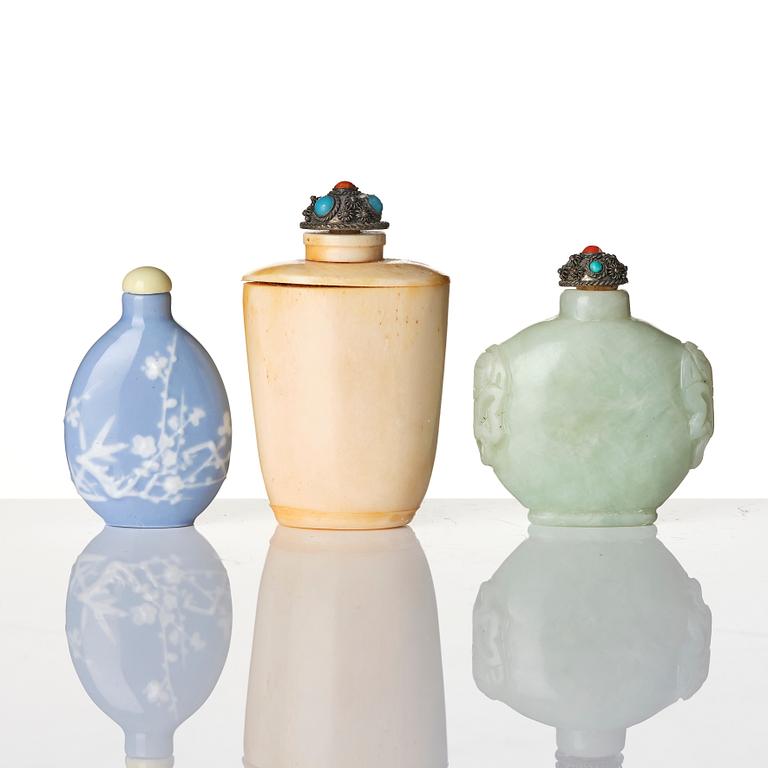 A group of three Chinese snuffbottles, stone, glass and bone, late Qing dynasty / around 1900.