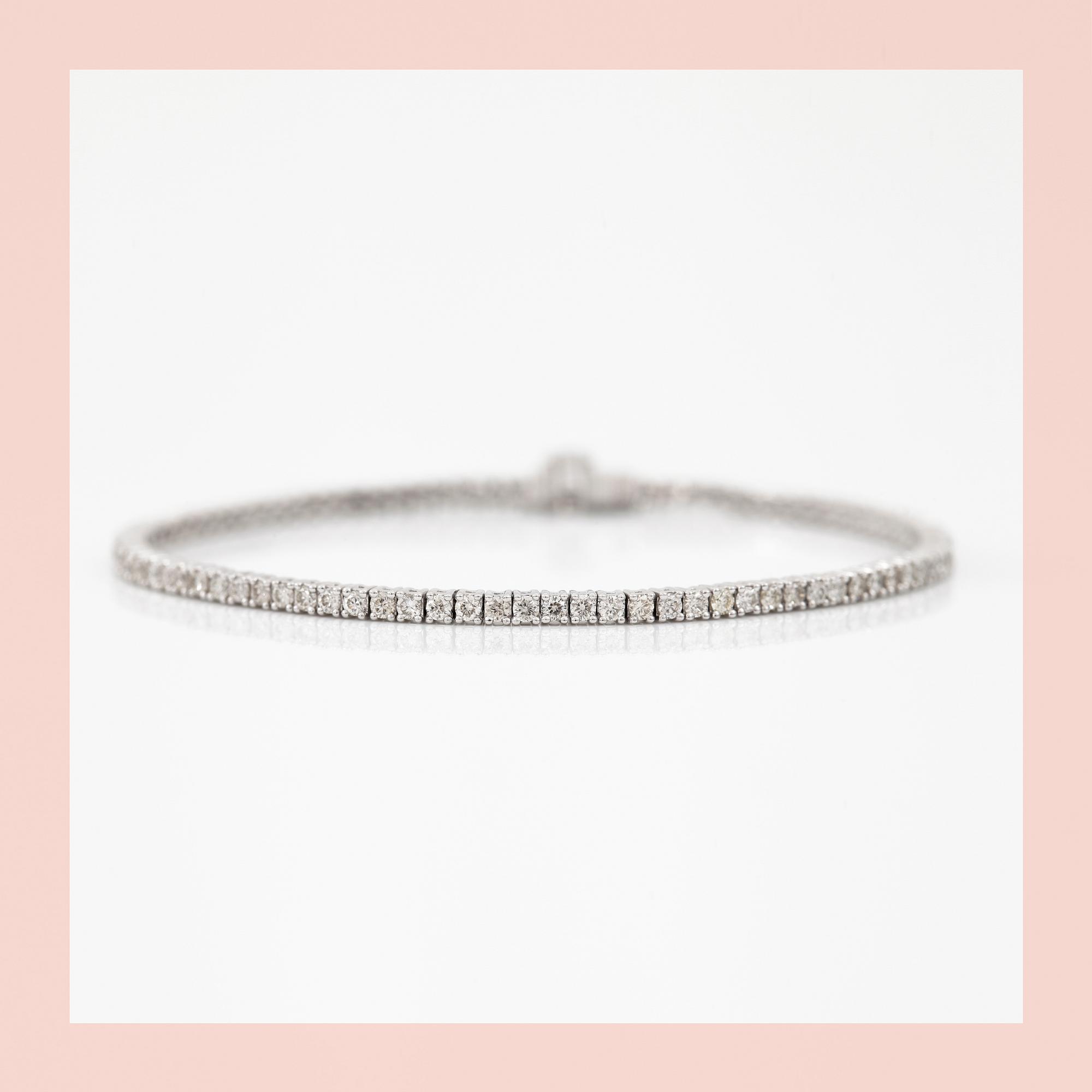 ARMBAND, rivière, 18k vitguld med briljantslipade diamanter tot ca 2.28ct.