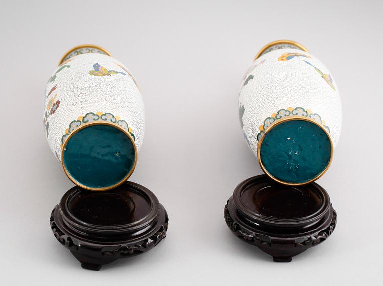 VASER, 1 par, emaljarbeten, Kina, 1900-/2000-tal.