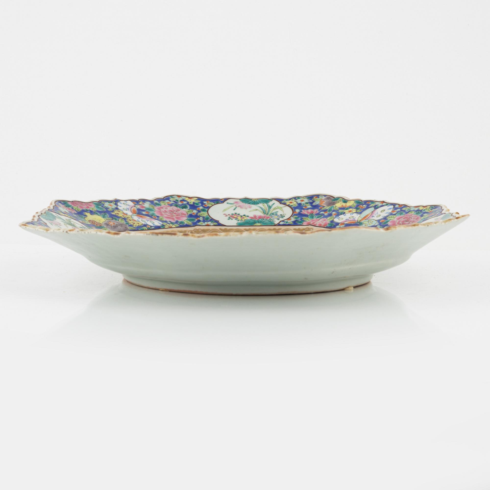 An octagonal porcelain dish, Japan, mid/first half of the 20th century.