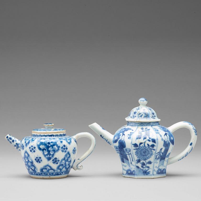 TEKANNOR, två stycken, porslin. Qingdynastin, Kangxi (1662-1722).