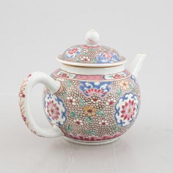 Tekanna med lock, porslin, Qingdynastin, Yongzheng (1723-35).