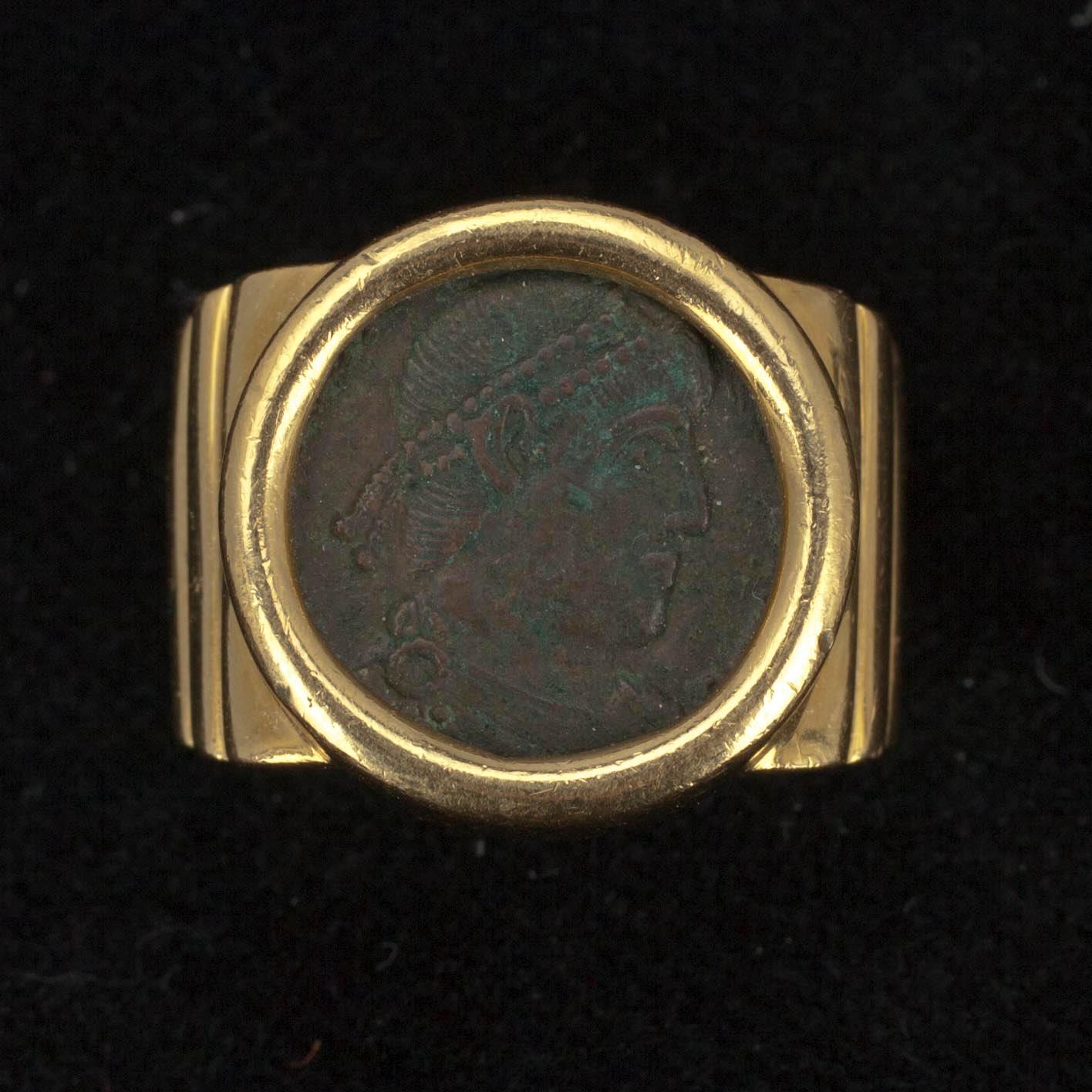 RING, guld 18K, med infattat mynt. Vikt ca 14,9 g.