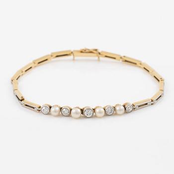 Bracelet 18K gold and platinum with cultured pearls and old-cut diamonds.