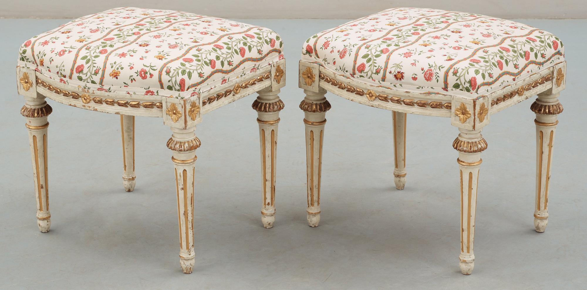 TABURETTER, ett par, av Johan Lindgren (mästare i Stockholm 1770-1800). Gustavianska.