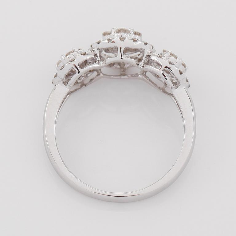 RING, 18K vitguld och diamanter tot ca 0.65 ct.