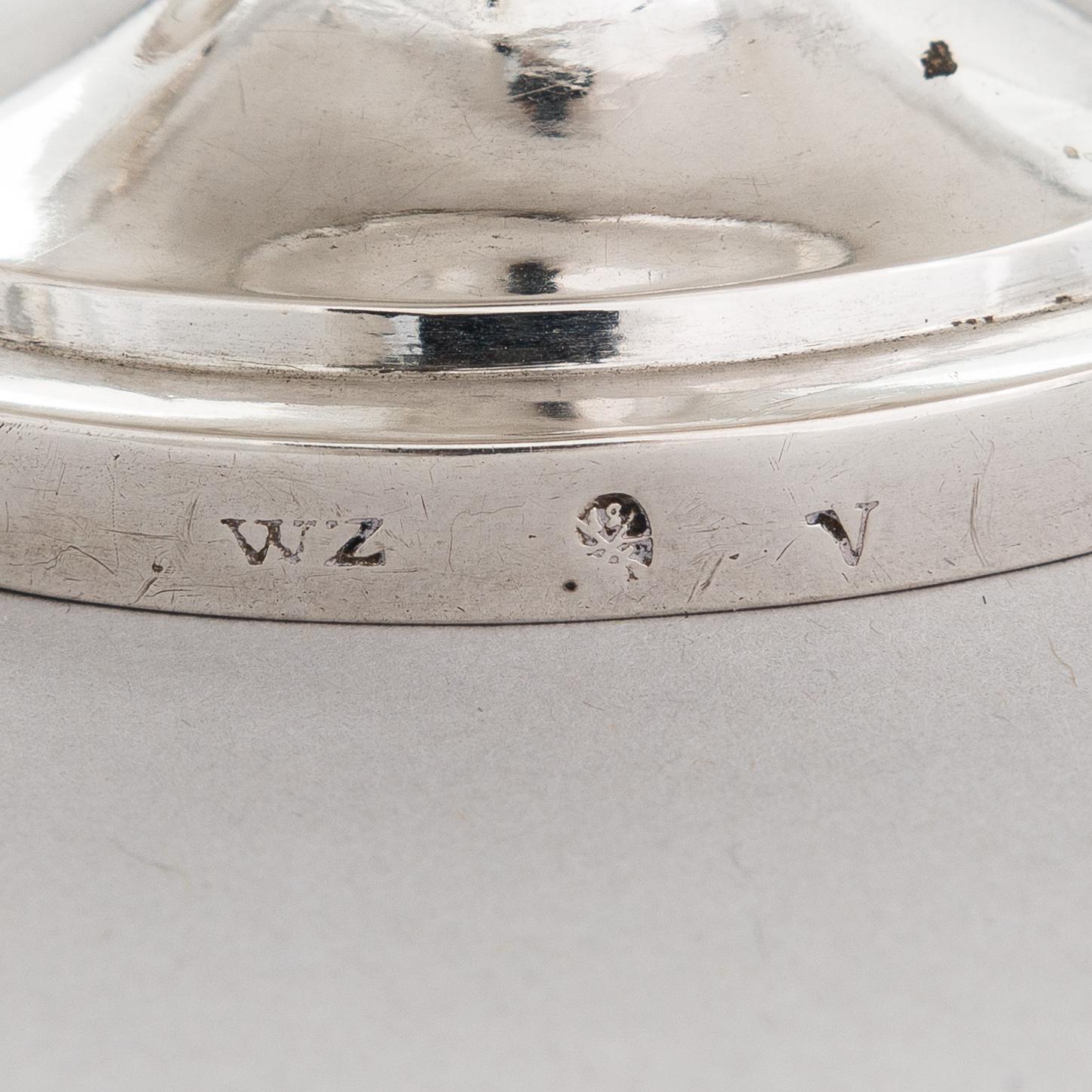 Sockerskål, silver, Dresden, Tyskland 1818 och gräddsnäcka, silver, Juho Tepponen, Helsingfors 1933.