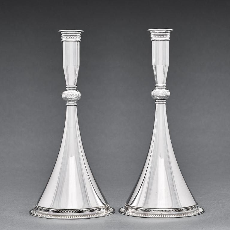 Wiwen Nilsson, ljusstakar, 2 stycken, Lund 1956-57, bysantinska modellen, sterling.