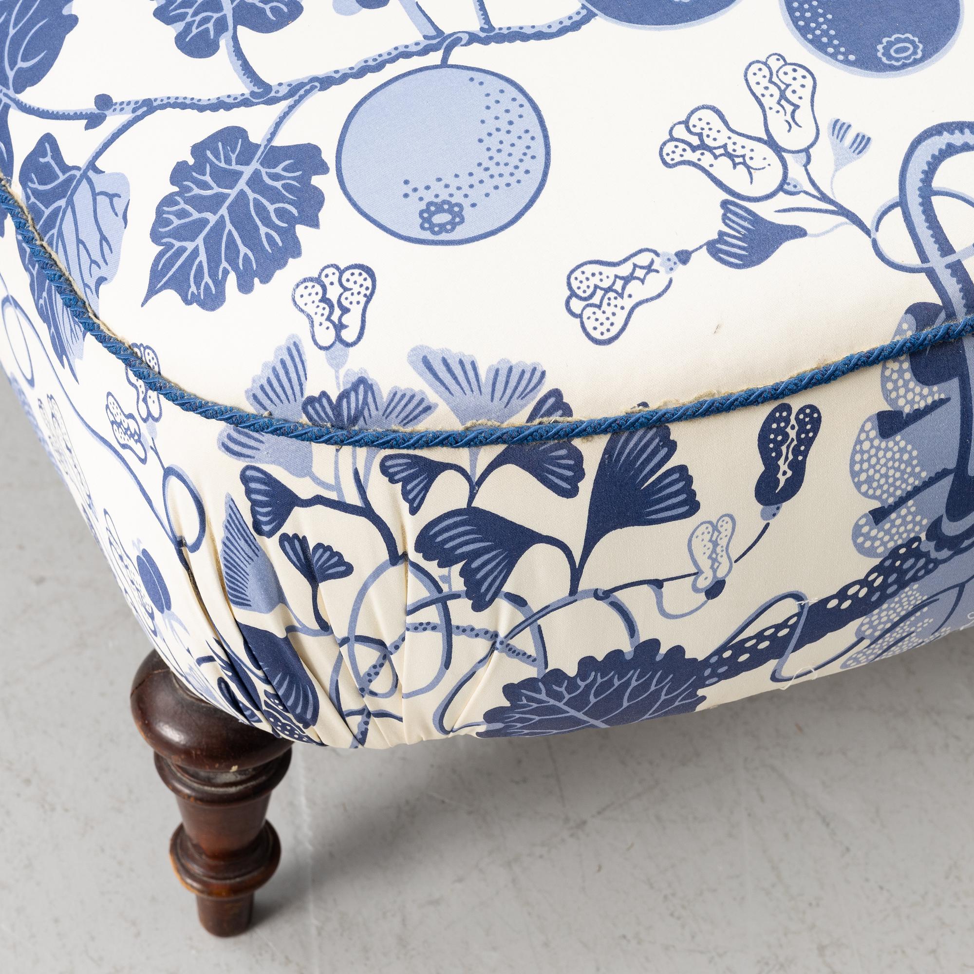 A chaise longue, circa 1900.