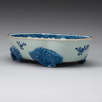 A bluue and white jardinière, Qing dynasty, 18th century.