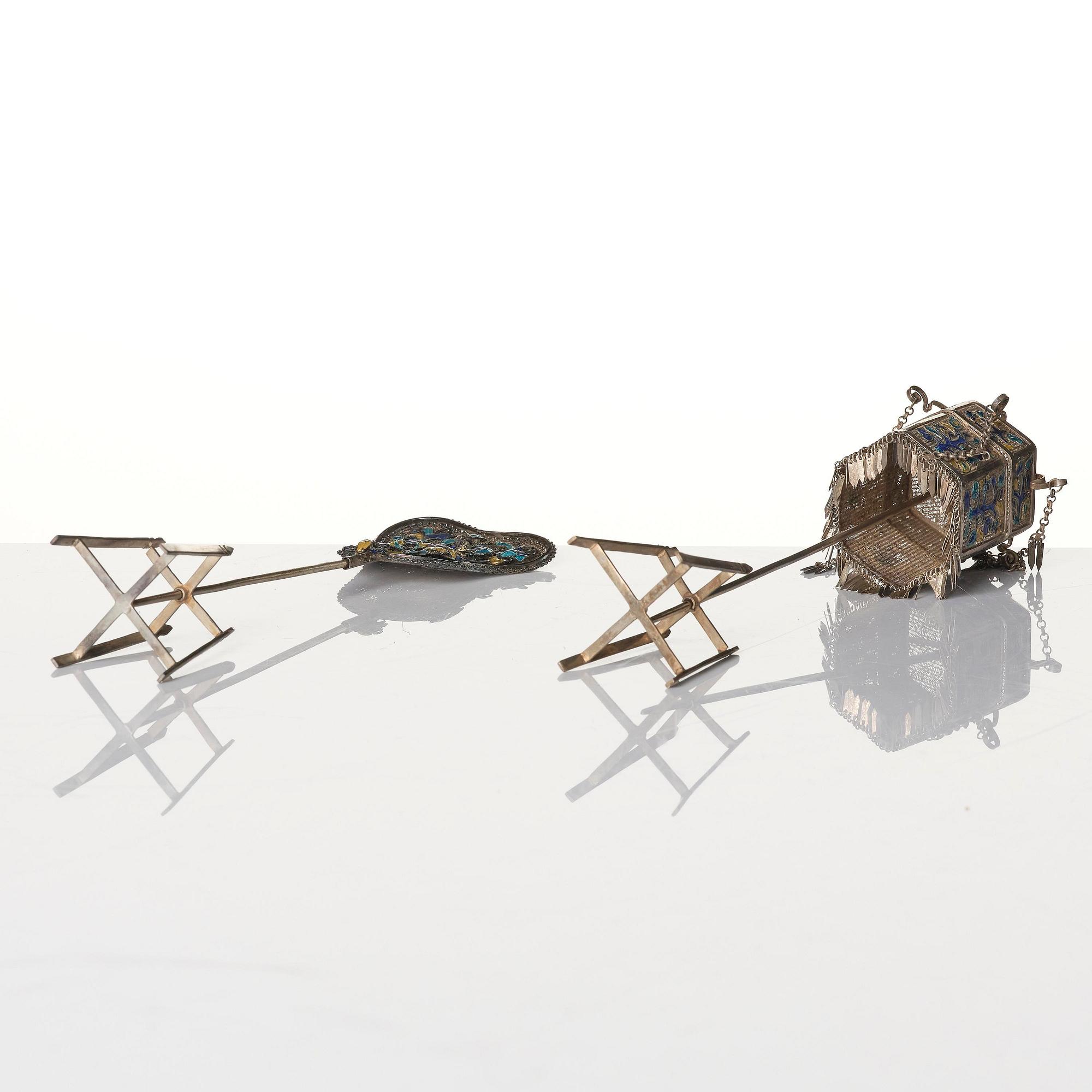 Hårprydnader, silver, emalj och kingfisherfjädrar. Qingdynastin, 1800-tal.
