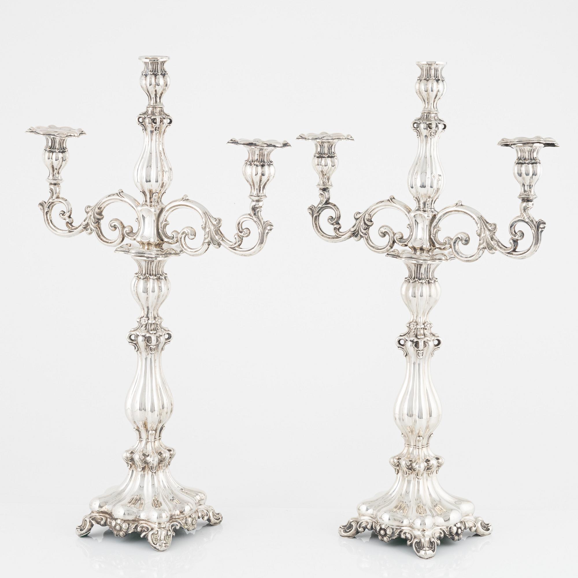 Kandelabrar/ljusstakar, ett par, silver, barockstil, troligen Polen, daterade 1855.