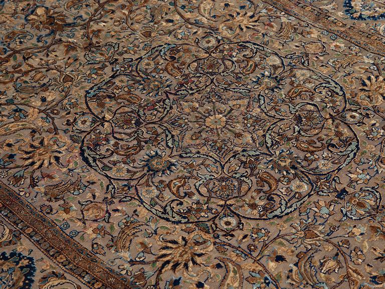 MATTA. Semiantik silke Keshan Souf (relief). 210 x 131,5 cm (samt en cm slätväv på varje kortsida).