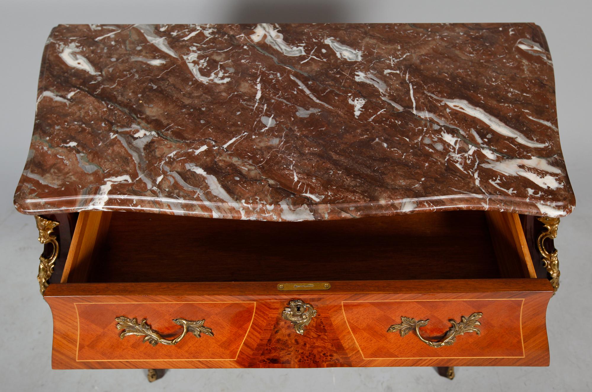 BYRÅ, rokokostil, 1900-talets andra hälft.