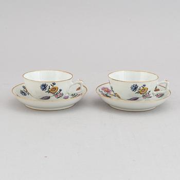 Four cups with six (4+2)dishes, Qing dynasty, 18th century.