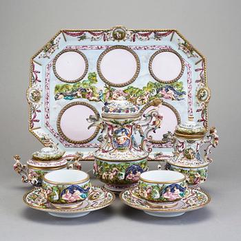 KAFFESERVIS, sk tete a tete. Porslin. Neapelliknande märke. 1900-talets första hälft.