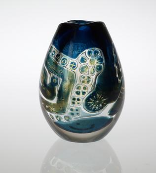 An Edvin Öhrström 'ariel' glass vase, Orrefors 1962.