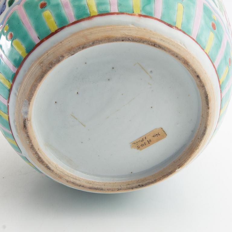 Lockurnor 2 st kina 1900-tal porslin.