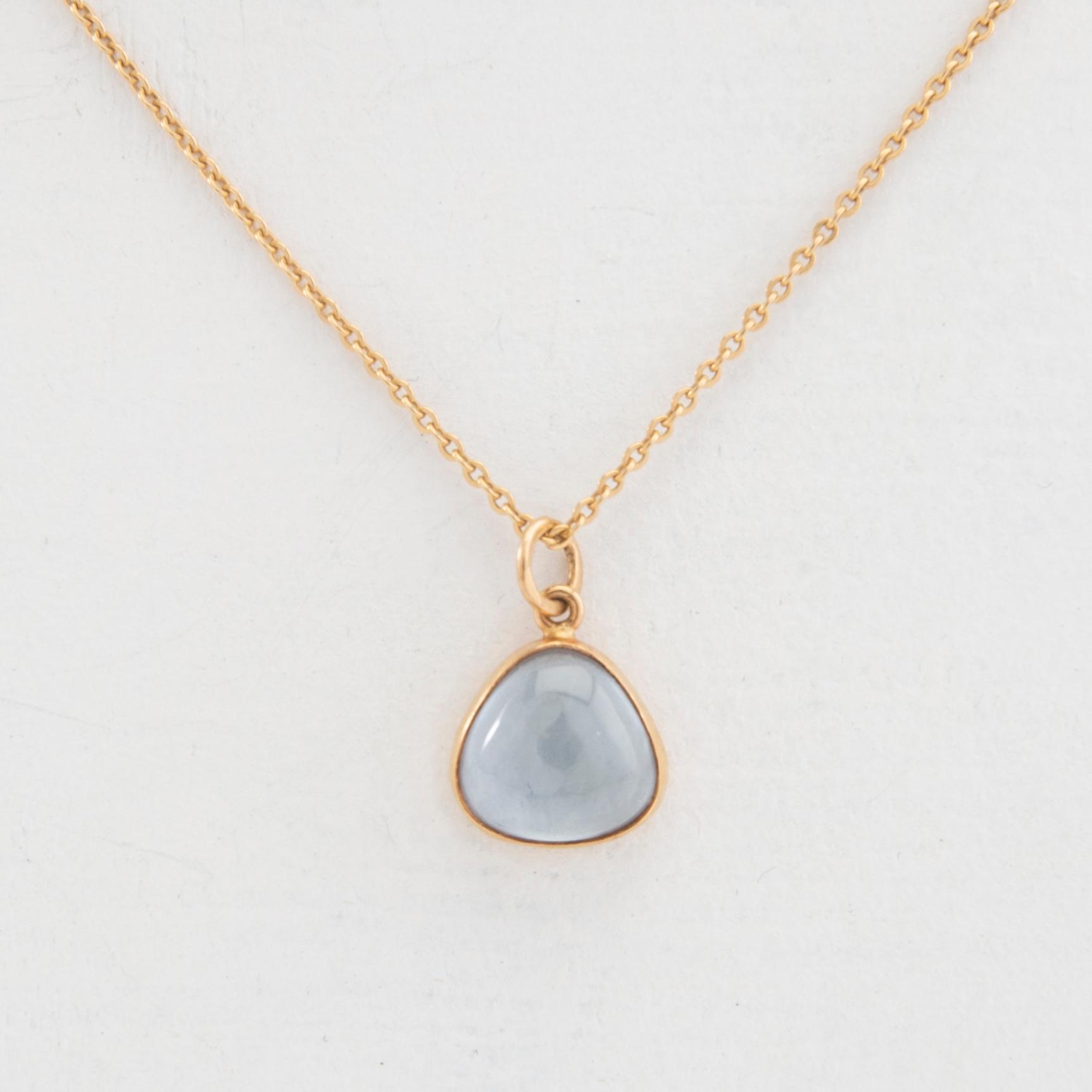 Halsband 18K guld med cabochonslipat blått glas.