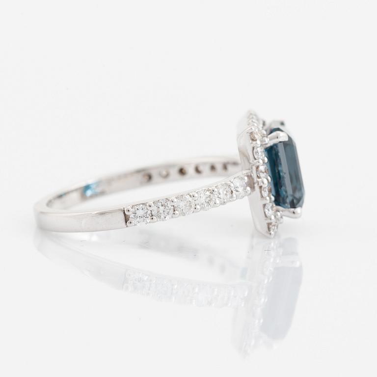 Ring med blå topas och briljantslipade diamanter.