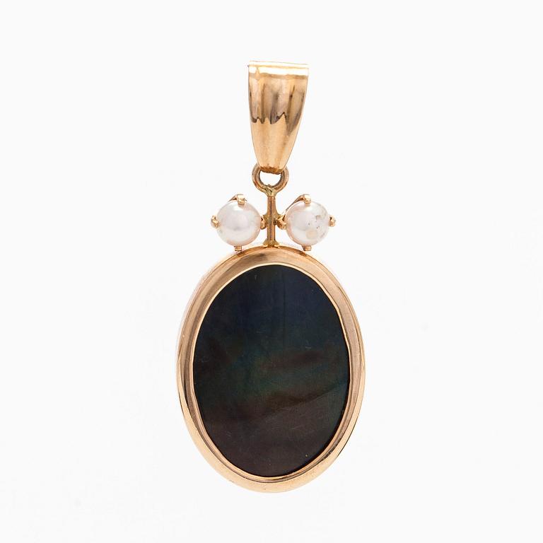 Elis Kauppi, A 14K gold pendant with spectrolite and cultured pearls, Kupittaan Kulta Turku 1985.