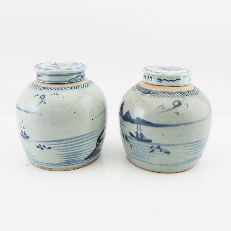 Bojaner med lock, två stycken, porslin, Kina 1800-tal.