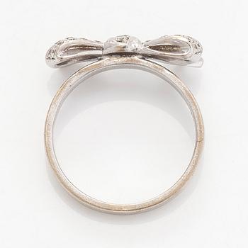 An 18K white gold ring with brilliant-cut diamonds.