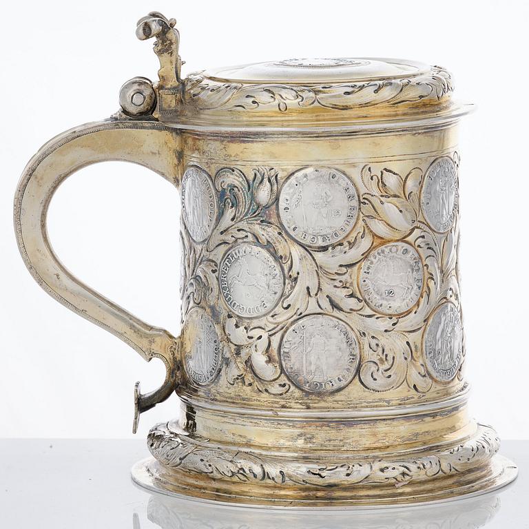 Dryckeskanna, sannolikt av Abraham Wilde (verksam i Königsberg 1676-?).