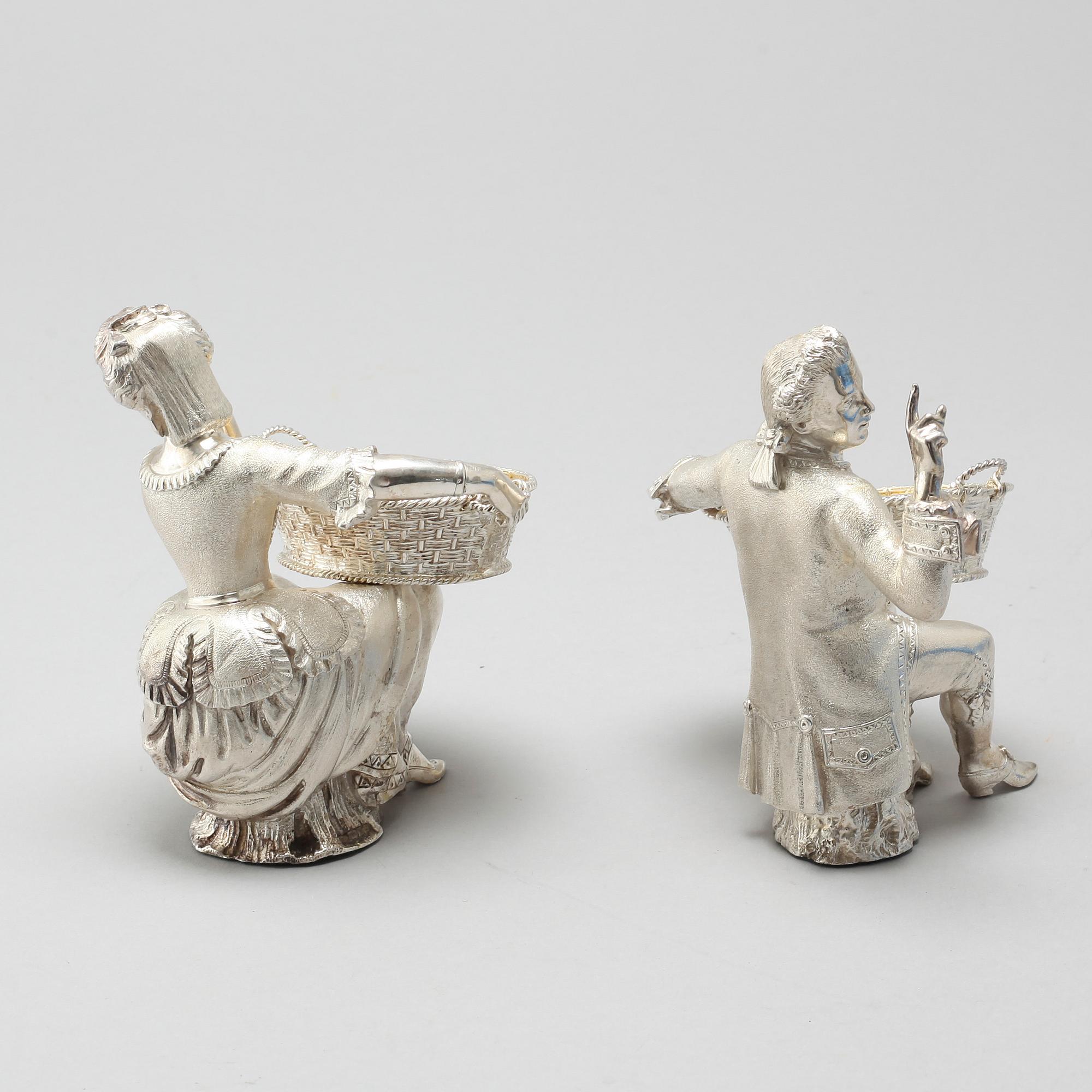 A pair of silver figurines bought at Garrard, London, 21th century.