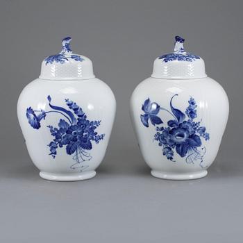 LOCKURNOR, ett par, porslin, "Blå blomst", Royal Copenhagen, 1900-talets andra hälft.