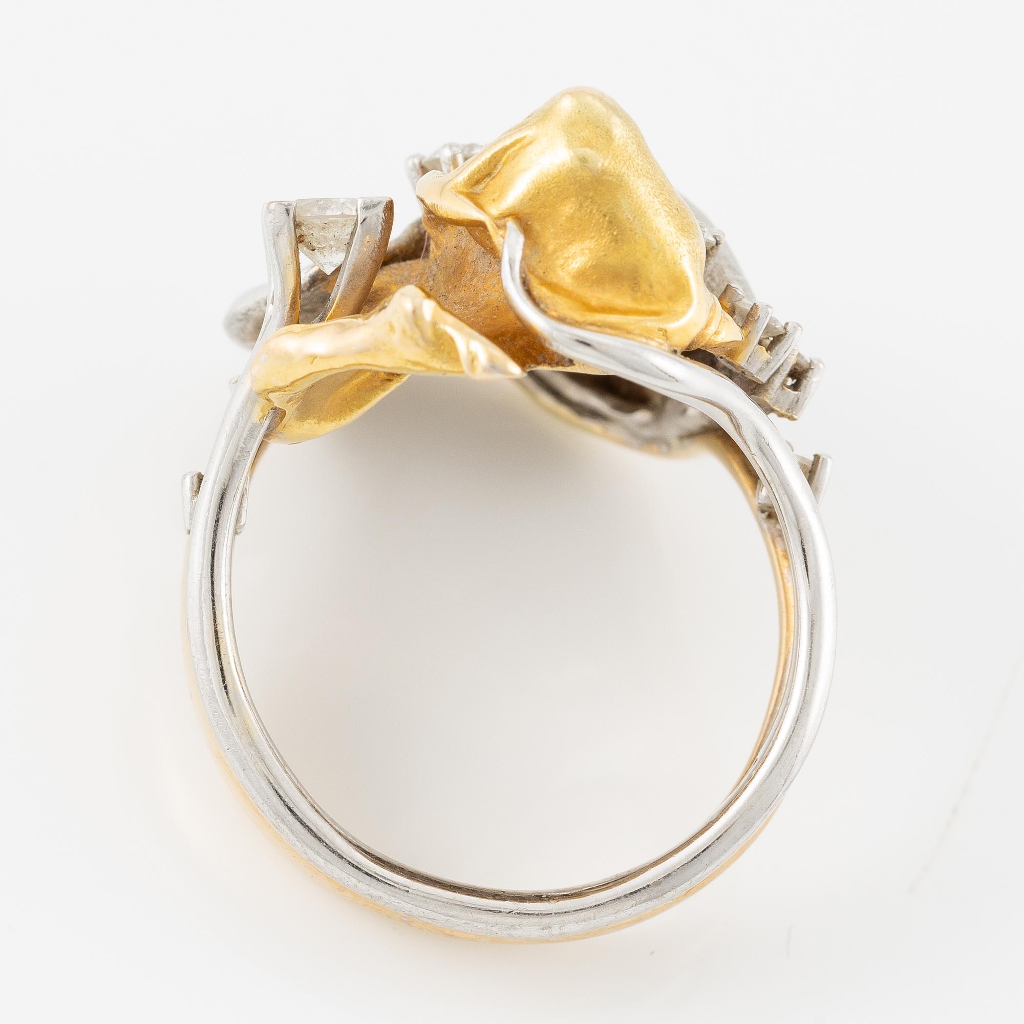 C Antonsen ring 14K guld och vitguld med runda briljantslipade diamanter.