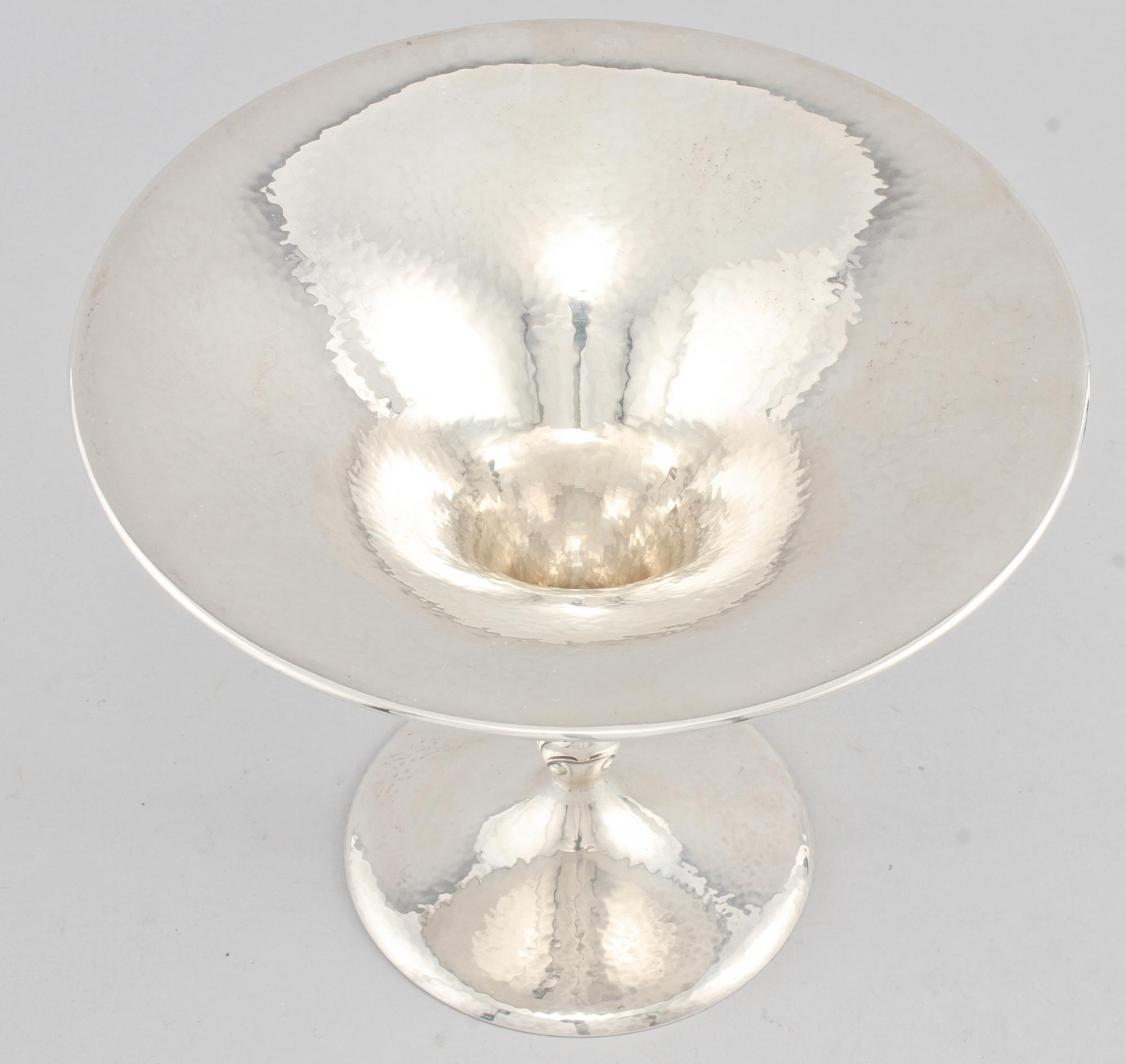 SKÅL PÅ FOT, silver, importstämplad, omkring 1900-talets mitt. Vikt 225 g.