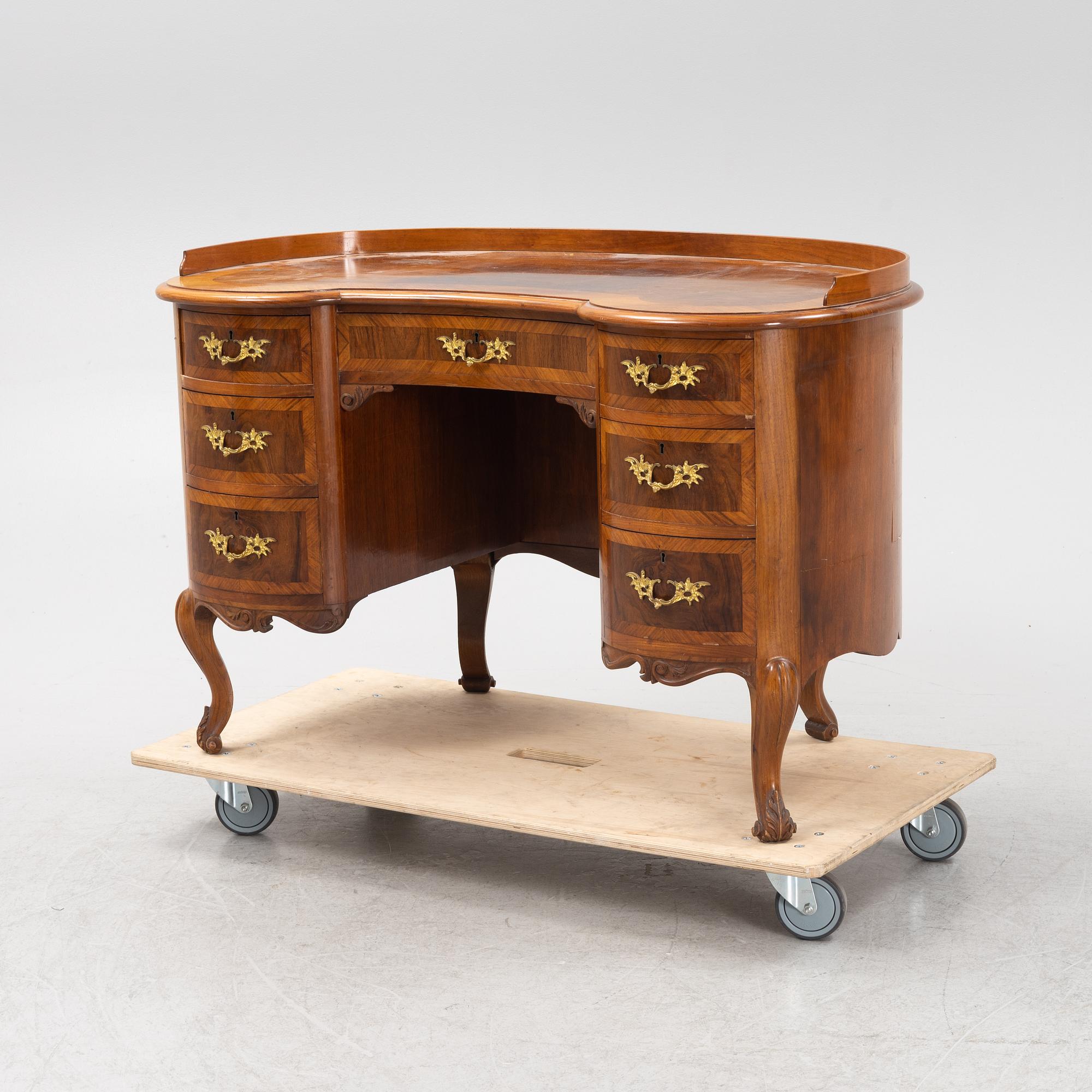 Skrivbord, rokokostil, 1900-talets första hälft.