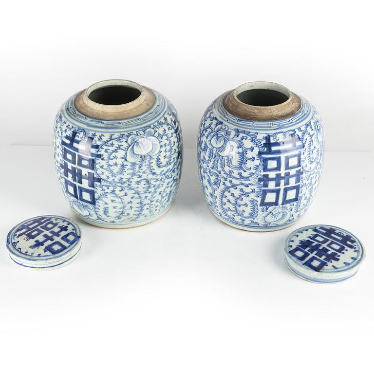 A pair of large blue and white jars iwth covers, late Qing dynasty, 19th Century.