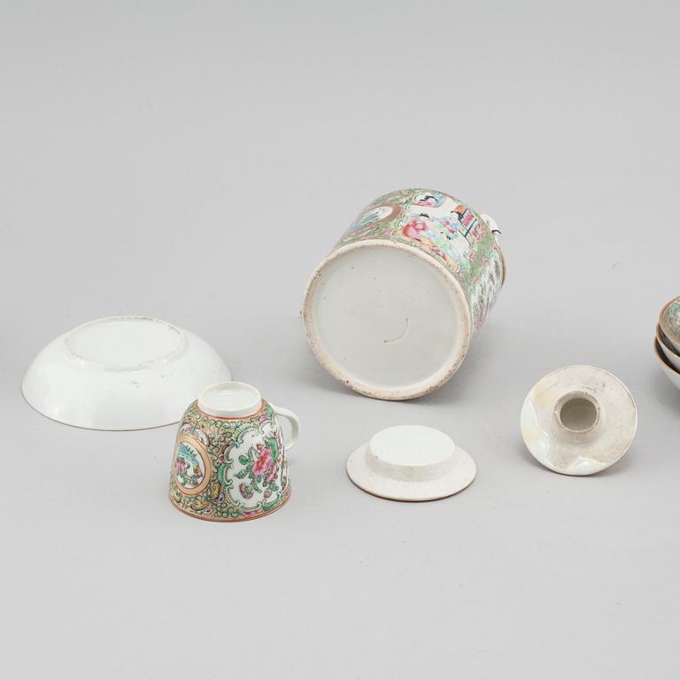 A chinese porcelain tea pot and four plus one cup, around the year 1900.