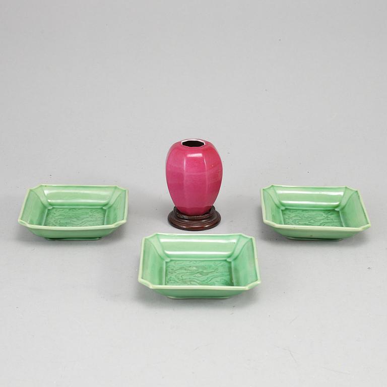 A group three green glazed dishes and a pink vase, late Qing dynasty, circa 1900.