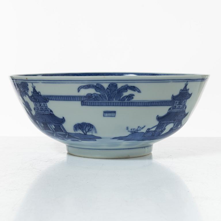 A blue and white export porcelain bowl, China, Qing dynasty early 19th century.