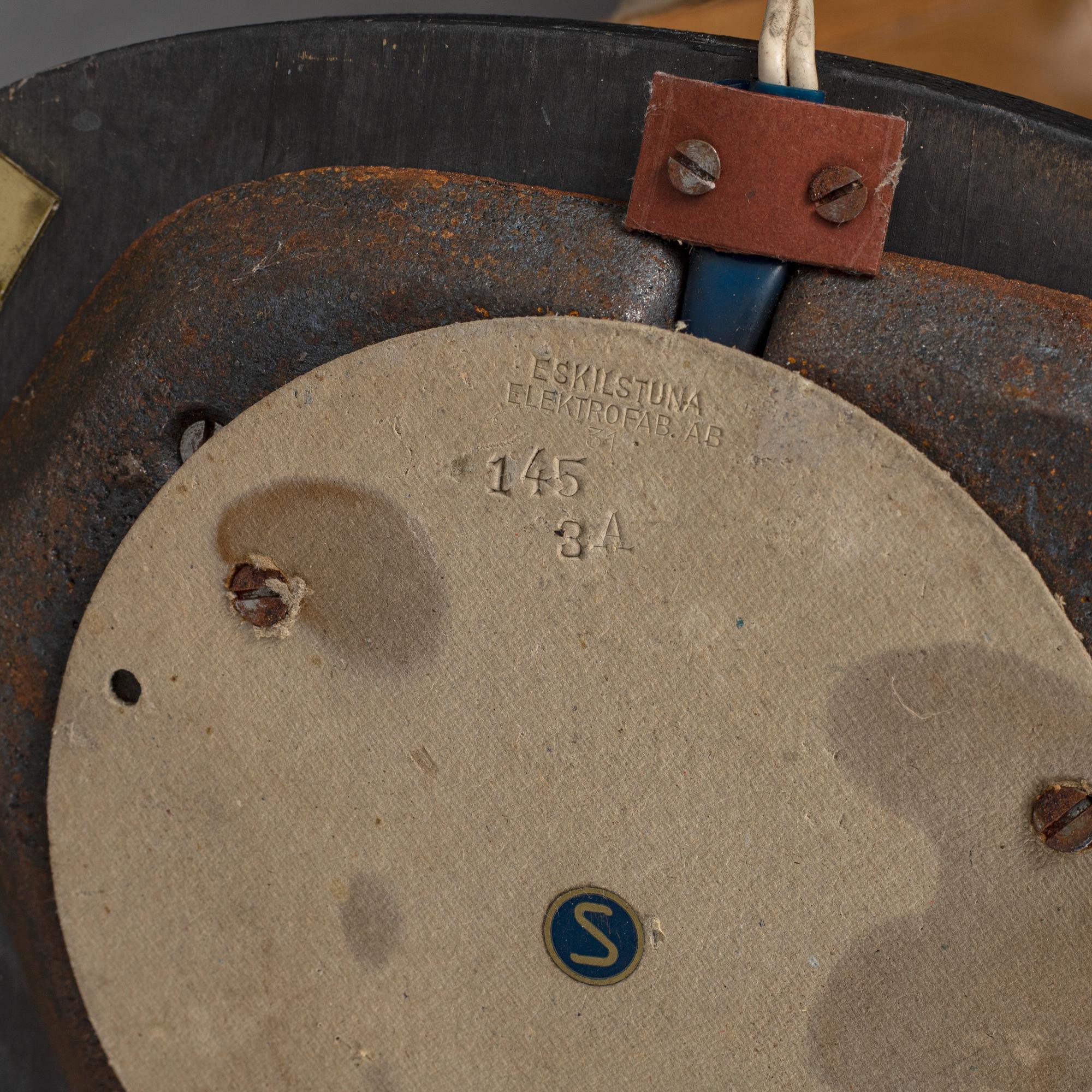 A late 20th Century ceiling light.