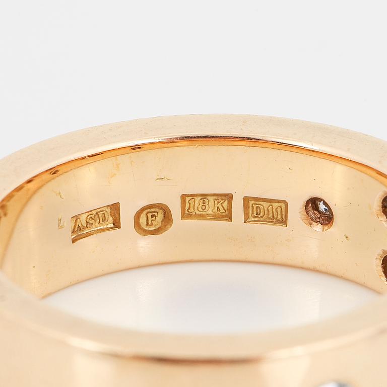 RING, 18K guld med smaragdslipad diamant och mindre briljantslipade diamanter.