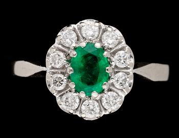 114. RING, smaragd med briljantslipade diamanter, tot.ca 0.60 ct.