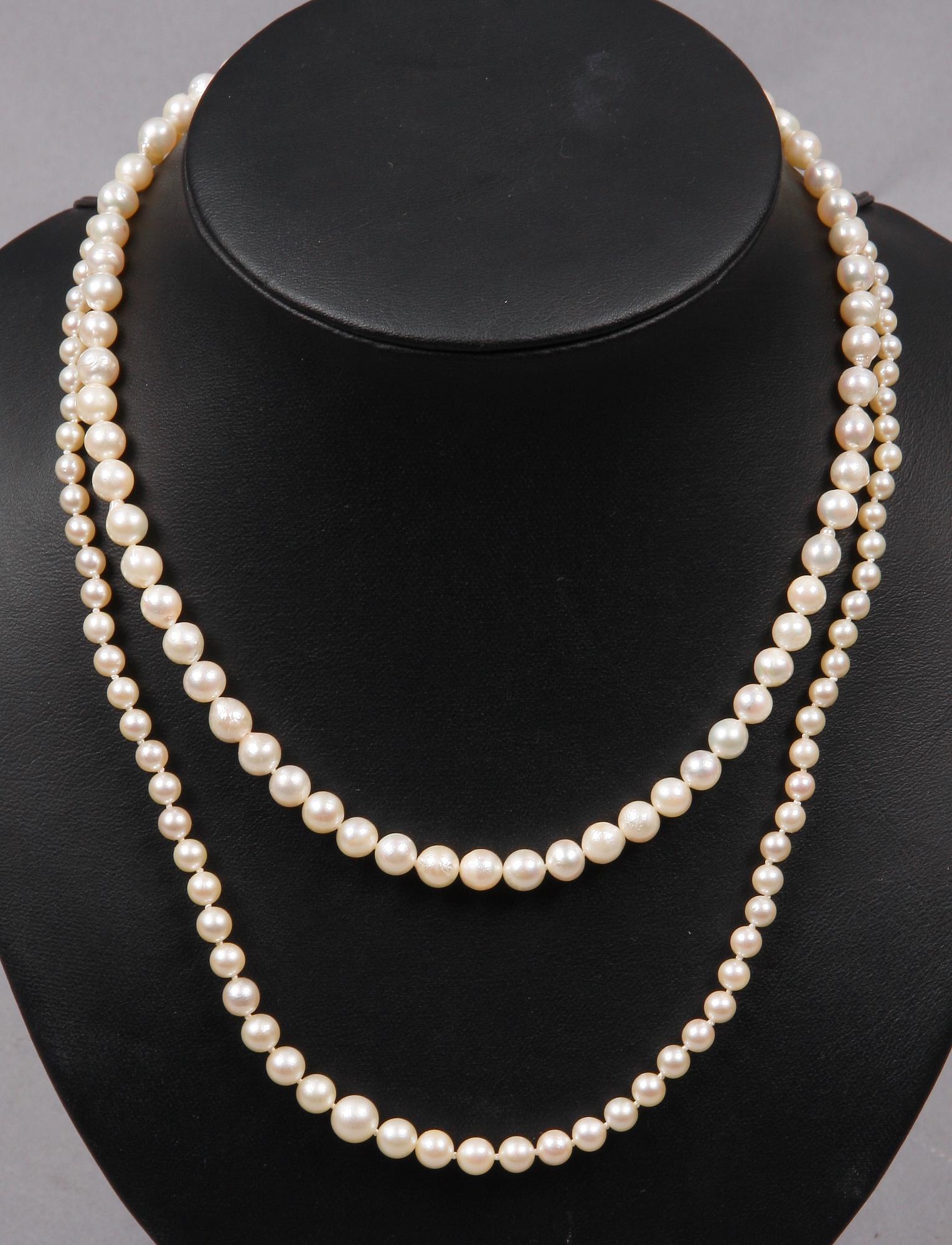 PÄRLCOLLIER, 2 st, japanska odlade pärlor, 1900-talets andra hälft.