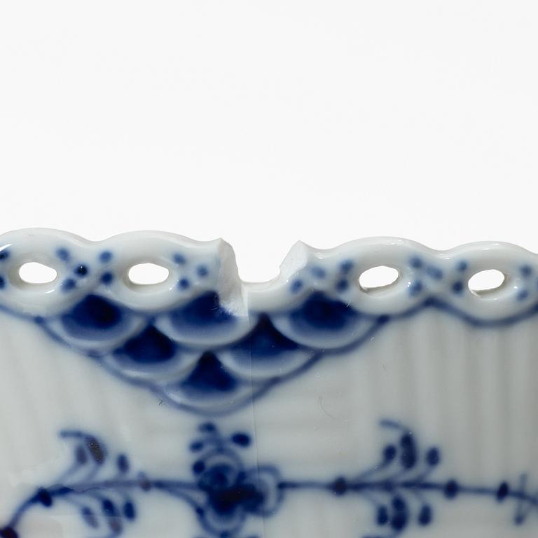 Royal Copenhagen, "Musselmalet", coffee service, 38 pieces, porcelain, full and half lace.