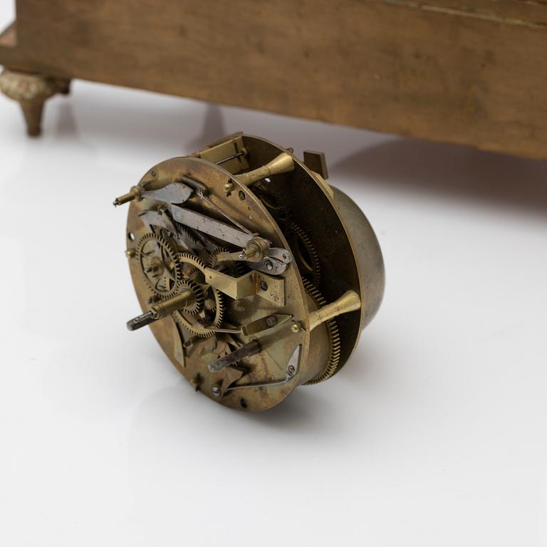 Table pendulum clock, 19th century.